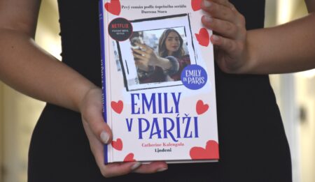 Úspešný seriál Emily v Paríži teraz aj ako kniha Emily v Paríži