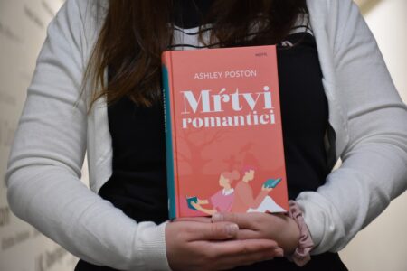 Už neverí na lásku. Romantika je mŕtva…alebo predsa len nie? Toto sú Mŕtvi romantici mŕtvi romantici