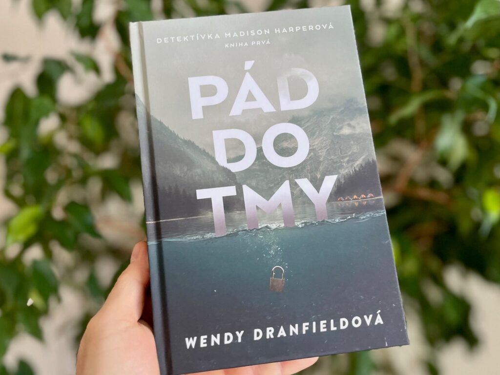 pád do tmy zmiznuté dieťa