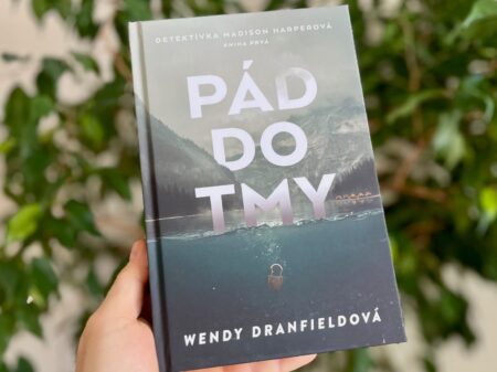 pád do tmy zmiznuté dieťa